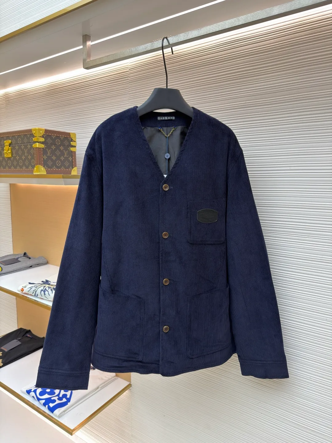 LOUIS VUITTON Corduroy V-neck long-sleeved jacket ●Original version: Purchased and developed at 20700 ●Item number: 1682377-C00 ●Fabric: corduroy fabric ●Technology: Fabric fermentation washing ●Color: navy ●Version: fitted version ●Weight: about 875 grams ●Size: 46-48-50-52 ●Description: This Louis Vuitton corduroy V-neck jacket is made of 32-pit high-density combed corduroy fabric, which has been treated with an enzyme washing process. The velvet strips are full and neat and soft to the touch. The fabric has been preshrunk and anti-static at the same time, making it less prone to static electricity when worn and having a stable shape. The body adopts three-dimensional tailoring to create a simple V-neck shape. The collar is designed without interlining to better fit the neck line. The custom metal buttons on the placket are matte electroplated to form a texture contrast with the navy corduroy. The brand logo on the chest adopts template embroidery technology, with precise pattern positioning, dense stitching and no skipping. The front patch pocket is hand-wrapped, and the bag mouth is smooth and wear-resistant. The side seams and shoulder seams are reinforced with double-needle stitching, with 11 stitches per inch. The inner lining is made of breathable cotton blend material. The overall craftsmanship takes into account the retro texture of corduroy, the brand's exquisite retro texture, and the brand's exquisite details. The overall wiring is straight and delicate, the fabric is comfortable and soft, and the color is consistent without color difference. It can be matched with the same style to create a fashionable look and control various occasions. Customized accessories, complete with three standards, same style for men and women!